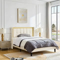 Cadre de lit Queen en tissu blanc avec tête de lit capitonnée à garniture dorée