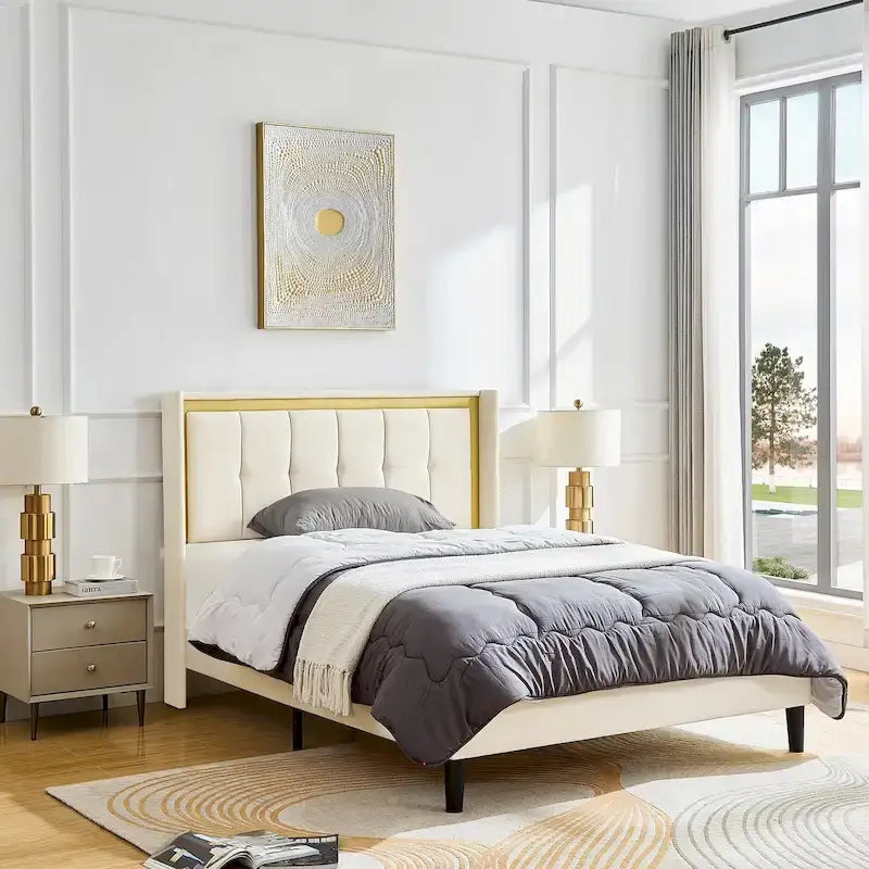 Cadre de lit Queen en tissu blanc avec tête de lit capitonnée à garniture dorée