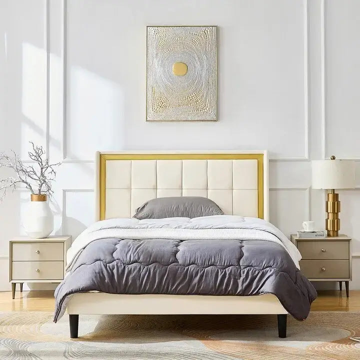 Cadre de lit Queen en tissu blanc avec tête de lit capitonnée à garniture dorée